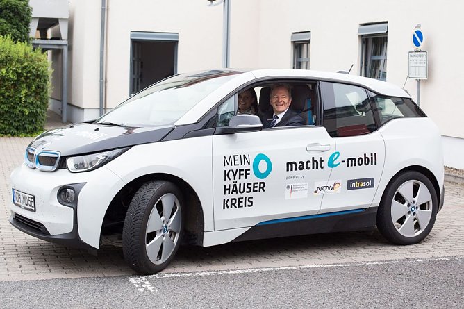 Elektromobil für die Kyffhäusersparkasse (Foto: Landratsamt Kyffhäuserkreis) Elektromobil für die Kyffhäusersparkasse (Foto: Landratsamt Kyffhäuserkreis)