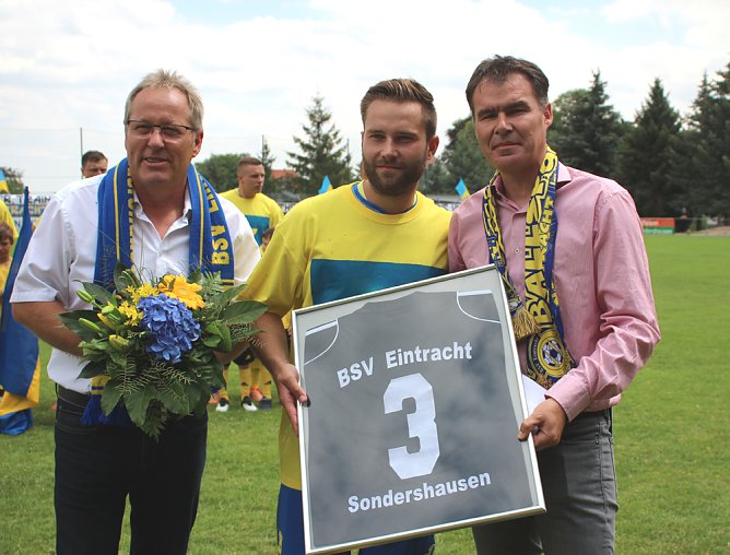 Verabschiedet und begr&uuml;&szlig;t (Foto: Karl-Heinz Herrmann)