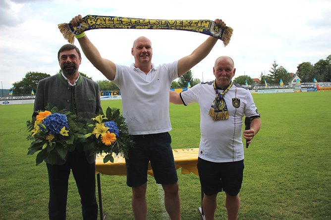 Verabschiedet und begr&uuml;&szlig;t (Foto: Karl-Heinz Herrmann)