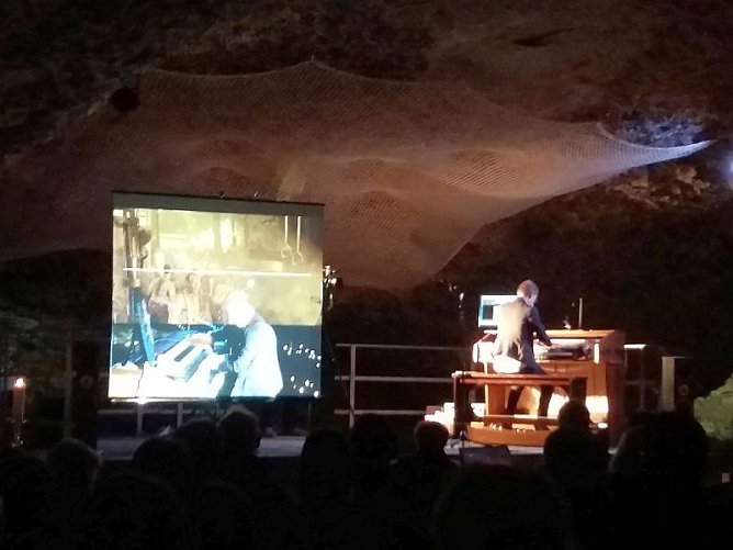 Ganz großes Kino – in der Barbarossahöhle erlebt (Foto: T. Leipold, Fam. D.+J. Kieper) Ganz großes Kino – in der Barbarossahöhle erlebt (Foto: T. Leipold, Fam. D.+J. Kieper)