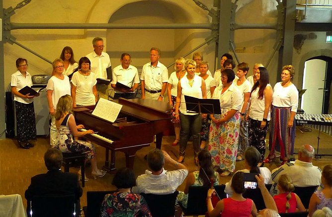 Junge Künstler in der Cruciskirche (Foto: Edith Baars) Junge Künstler in der Cruciskirche (Foto: Edith Baars)