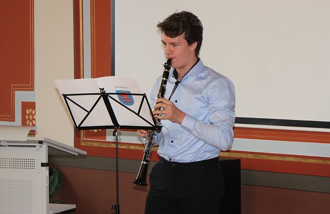 Zeugnisausgabe (Foto: Karl-Heinz Herrmann) Zeugnisausgabe (Foto: Karl-Heinz Herrmann)