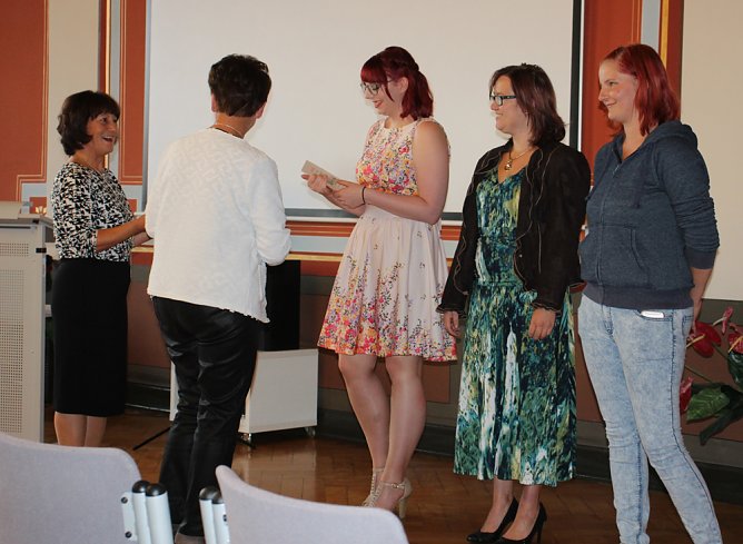 Zeugnisausgabe (Foto: Karl-Heinz Herrmann) Zeugnisausgabe (Foto: Karl-Heinz Herrmann)