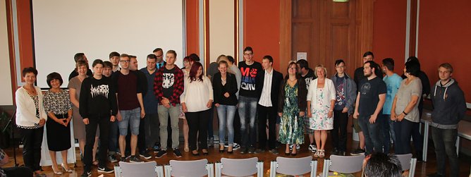 Zeugnisausgabe (Foto: Karl-Heinz Herrmann) Zeugnisausgabe (Foto: Karl-Heinz Herrmann)