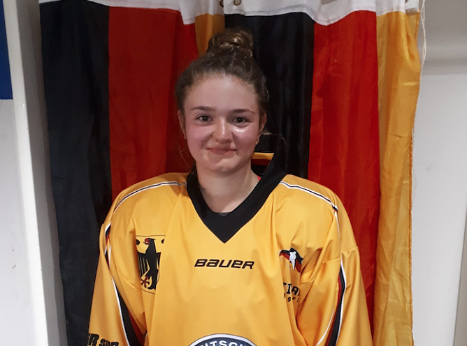 Den Verein freut es ganz besonders, dass mit Malin Winkel eine der Jungfalken zum Sichtungslehrgang der U18-Frauen-Nationalmannschaft in F&uuml;ssen eingeladen wurde (Foto: EC Harzer Falken)