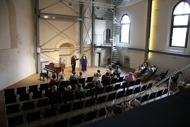 Ihr solltet genie&szlig;en...!" (Foto: Karl-Heinz Herrmann)