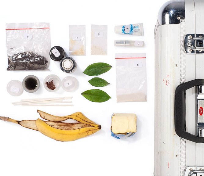 Koffer der Tester: Mit exakt portioniertem Material pr&auml;parierten die Tester ihr Heim. Darunter Schoko&shy;creme, &Ouml;l und Sand. (Foto: Stiftung Warentest)