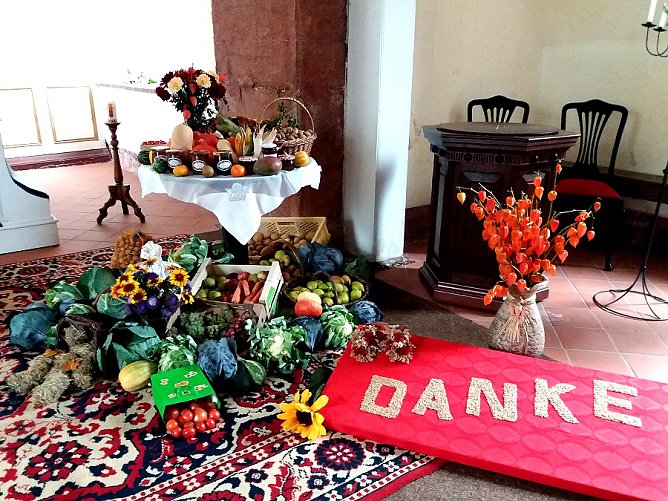 Erntedankgaben an Tafel Artern übergeben (Foto: Peter Zimmer) Erntedankgaben an Tafel Artern übergeben (Foto: Peter Zimmer)