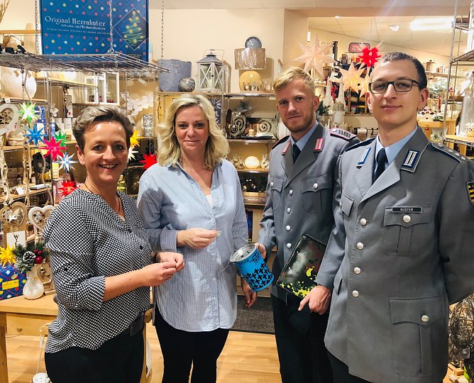 Soldaten sammeln f&uuml;r die Kriegsgr&auml;berf&uuml;rsorge (Foto: Peter M&ouml;bius)