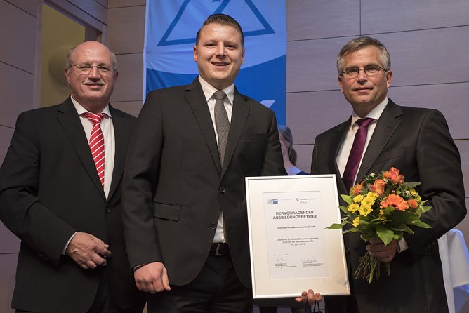 isoplus ausgezeichnet als "Hervorragender Ausbildungsbetrieb" (Foto: Isoplus) isoplus ausgezeichnet als "Hervorragender Ausbildungsbetrieb" (Foto: Isoplus)