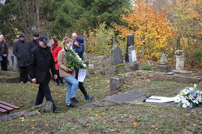 Gedenken an Pogromnacht (Foto: Karl-Heinz Herrmann) Gedenken an Pogromnacht (Foto: Karl-Heinz Herrmann)