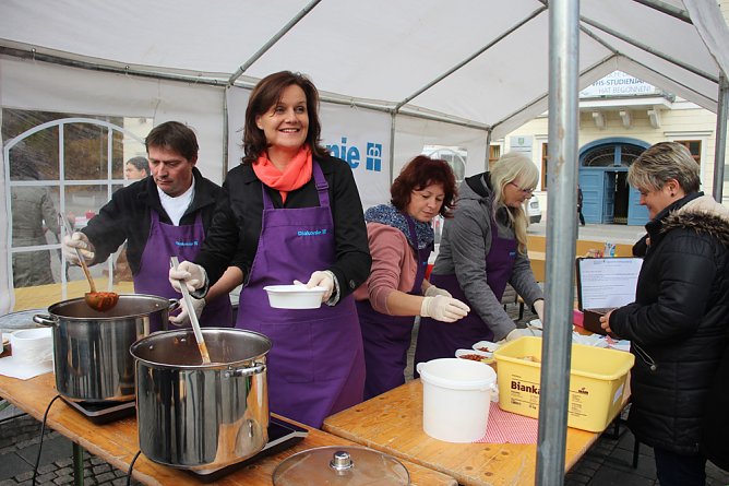 Essen f&uuml;r den guten Zweck (Foto: Karl-Heinz Herrmann)
