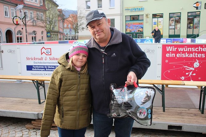 Kunsteisbahn in Sondershausen eröffnet (Foto: Karl-Heinz Herrmann) Kunsteisbahn in Sondershausen eröffnet (Foto: Karl-Heinz Herrmann)