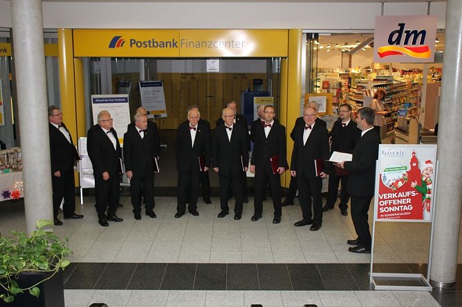 Adventsmarkt nicht vom Wetter begünstigt (Foto: Karl-Heinz Herrmann) Adventsmarkt nicht vom Wetter begünstigt (Foto: Karl-Heinz Herrmann)