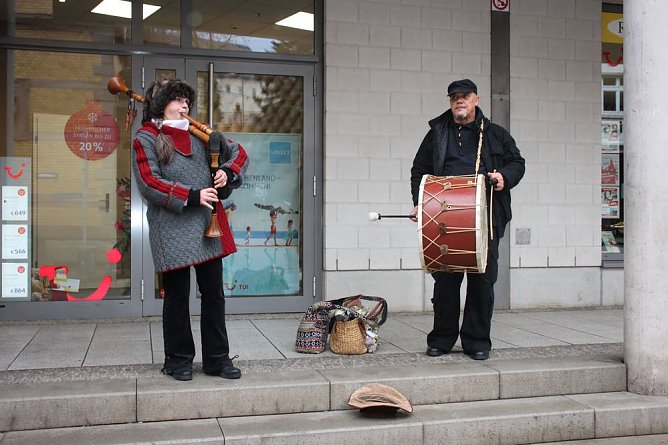Adventsmarkt nicht vom Wetter begünstigt (Foto: Karl-Heinz Herrmann) Adventsmarkt nicht vom Wetter begünstigt (Foto: Karl-Heinz Herrmann)