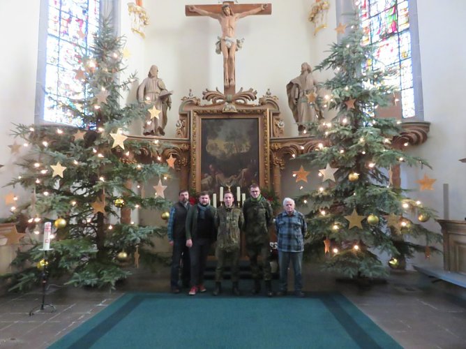 Weihnachtsb&auml;ume in Trinitatiskirche aufgestellt (Foto: Karl Weber)