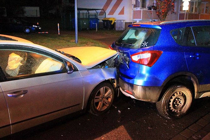 PKW kracht in parkende PKW (Foto: Silvio Dietzel)
