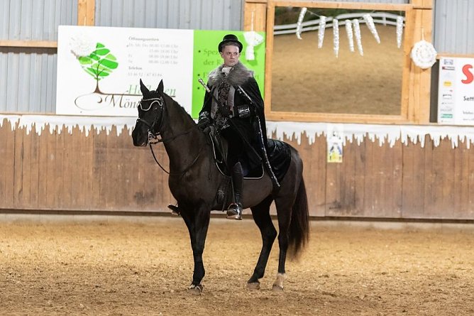 Schnee und Eis zum Weihnachtsm&auml;rchen in Heygendorf (Foto: Alexander Behrbohm)