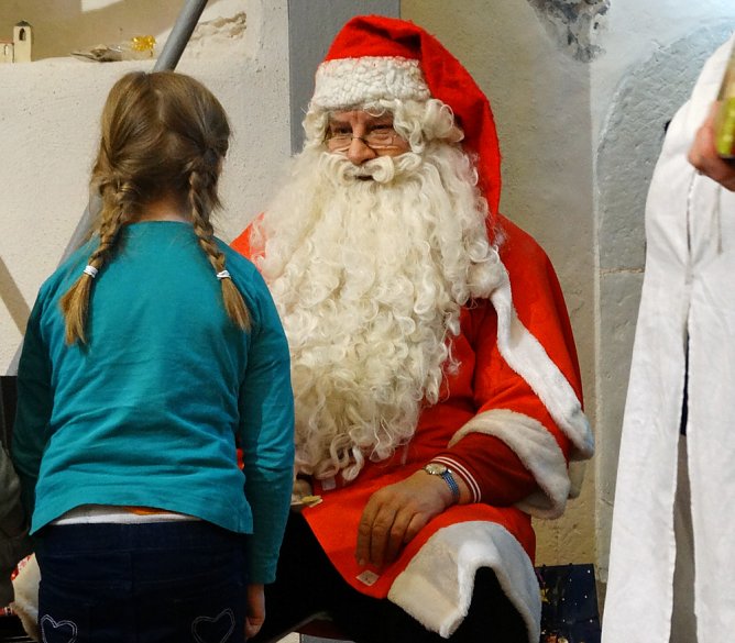 Weihnachtsgeschenke &uuml;bergeben (Foto: D&uuml;ne)