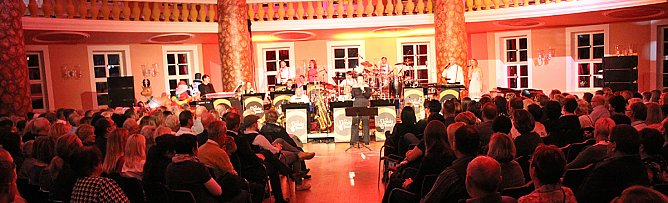 Wieder stehende Ovationen im Achteckhaus (Foto: Karl-Heinz Herrmann)