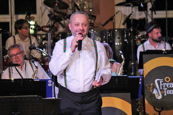 Wieder stehende Ovationen im Achteckhaus (Foto: Karl-Heinz Herrmann)