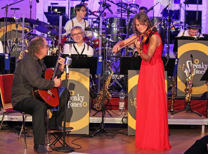 Wieder stehende Ovationen im Achteckhaus (Foto: Karl-Heinz Herrmann)