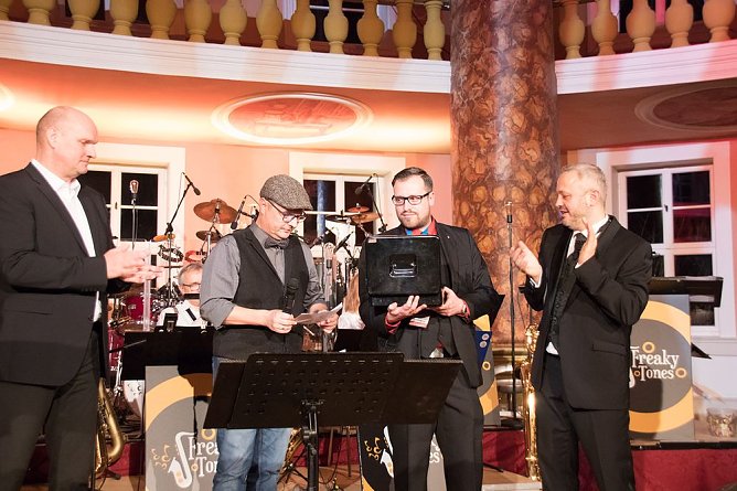 &Uuml;bergabe von Spenden im Rahmen des Weihnachtskonzertes (Foto: Martin Ludwig)