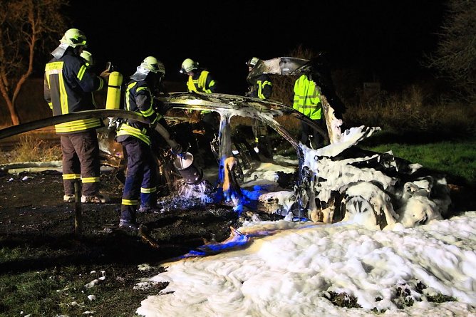 Fahrzeugbrand in Clingen (Foto: Silvio Dietzel)
