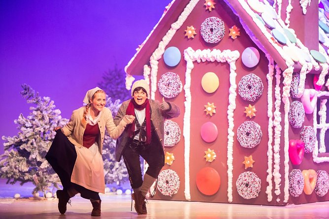 Amelie Petrich (Gretel), Carolin Schumann (Hänsel) (Foto: Andras Dobi) Amelie Petrich (Gretel), Carolin Schumann (Hänsel) (Foto: Andras Dobi)