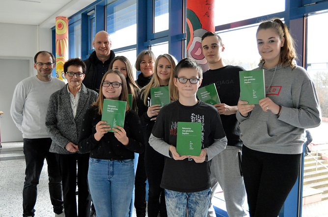 Wezel-Leseb&uuml;cher &uuml;bergeben (Foto: Stadt Sondershausen)