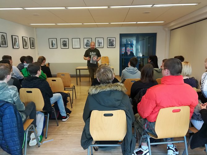 Lesung aus Buch: Zone C (Foto: Lisa Hense) Lesung aus Buch: Zone C (Foto: Lisa Hense)