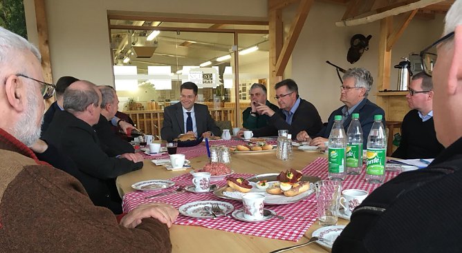 Ost- und Mittelstandsbeauftragter bei Firmenbesuch (Foto: Stefan Schard)