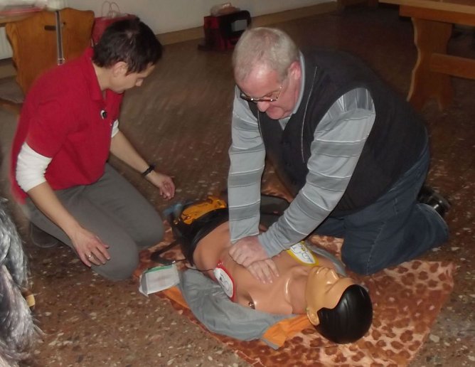 Erste Hilfe im WB 4 auf neuesten Stand gebracht und praktisch geübt (Foto: Thomas Leipold) Erste Hilfe im WB 4 auf neuesten Stand gebracht und praktisch geübt (Foto: Thomas Leipold)