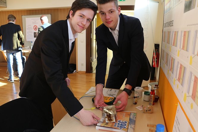 Thomas Rieger und Tilman K&uuml;hne mit ihrer "Gr&auml;tzelzelle" (Foto: Angelo Glashagel)