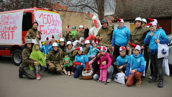 Narrenkappen flogen durch die Luft (Foto: Karl-Heinz Herrmann)