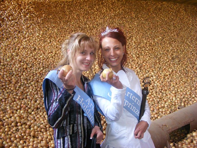 Salineprinzessin und ihre Hoddame (Foto: Salineverein Artern e.V.)