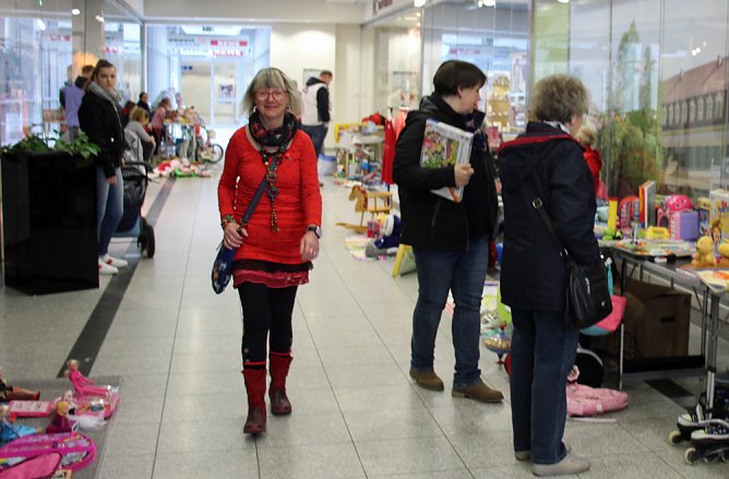 Trödelmarkt (Foto: Karl-Heinz Herrmann) Trödelmarkt (Foto: Karl-Heinz Herrmann)