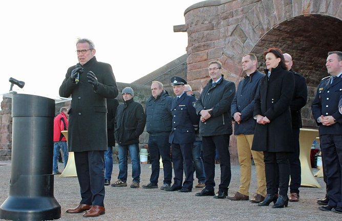 &Uuml;bergabe Einsatzfahrzeuge der Rettungskr&auml;fte (Foto: Karl-Heinz Herrmann)