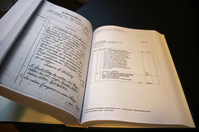 Transkript &uuml;bergeben (Foto: Karl-Heinz Herrmann)