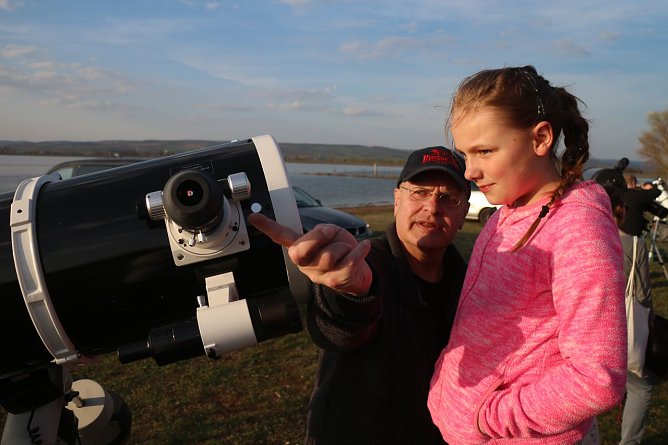 Faszination weiter geben: Dr. Roskothen an seinem Newton-Teleskop (Foto: Angelo Glashagel)