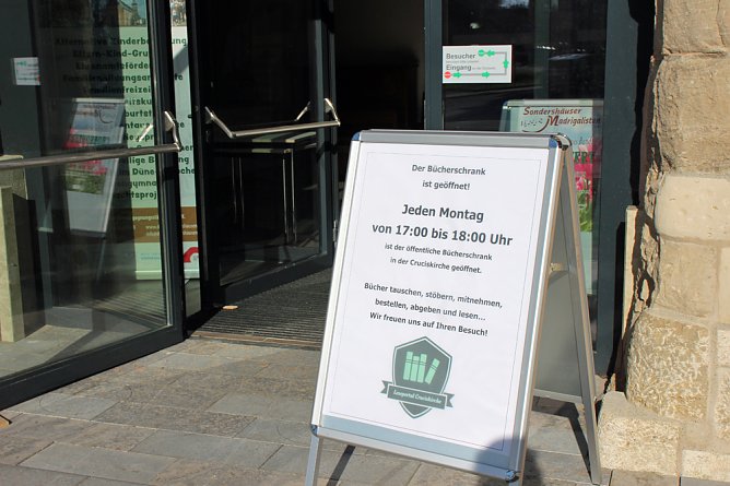 B&uuml;cherschrank regelm&auml;&szlig;ig ge&ouml;ffnet (Foto: Karl-Heinz Herrmann)