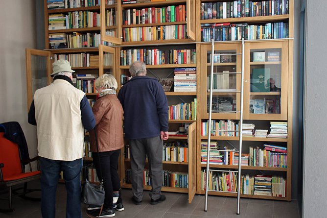 B&uuml;cherschrank regelm&auml;&szlig;ig ge&ouml;ffnet (Foto: Karl-Heinz Herrmann)
