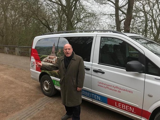 Gregor Gysi (Die Linke) besuchte heute das Kyffh&auml;userdenkmal... (Foto: Volker Stietzel)