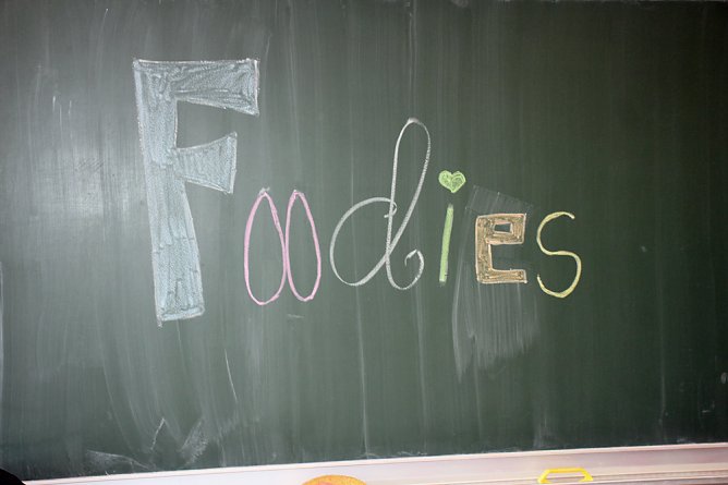 Den K&ouml;chinnen &uuml;ber die Schulter geschaut (Foto: Karl-Heinz Herrmann)