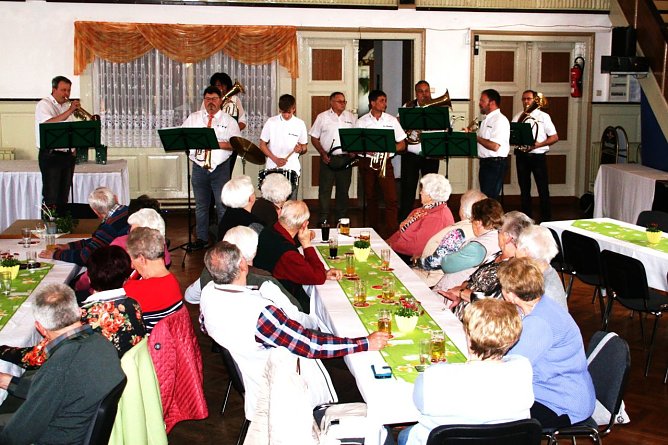 Alterskameraden  begeistert von Blasmusik. (Foto: G&uuml;nter Herting)