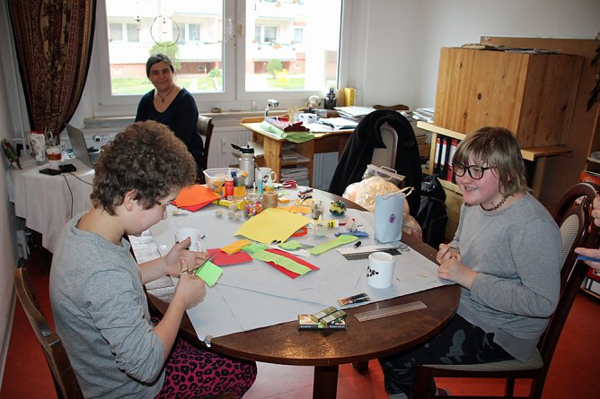 Beim Osterbasteln zugeschaut (Foto: Karl-Heinz Herrmann)
