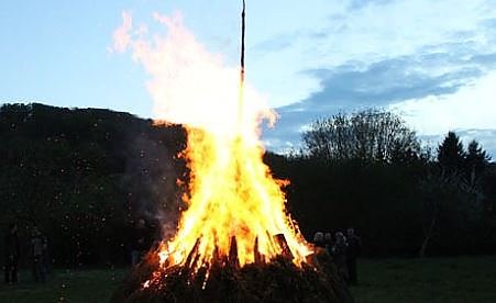 Osterfeuer am Bebraer Teich (Foto: Karl-Heinz Herrmann)
