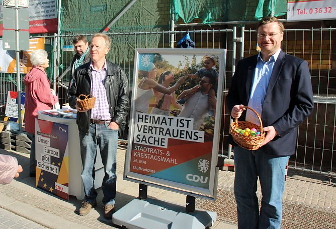 Ostereier an Klein und Gro&szlig; verteilt (Foto: Karl-Heinz Herrmann)