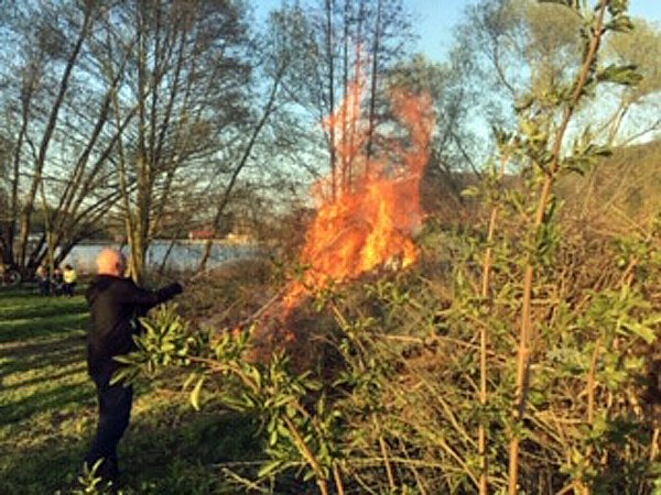 Osterfeuer am Bebraer Teich (Foto: Sven Oesterheld)