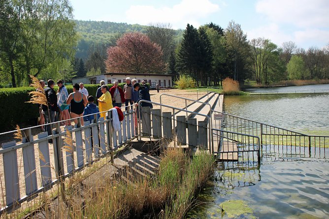Anbaden am Bebraer Teich (Foto: Karl-Heinz Herrmann)